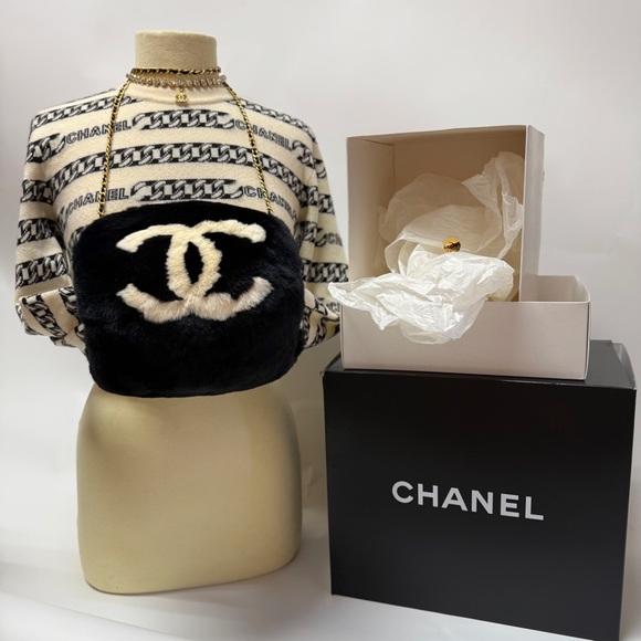 CHANEL Handbags - Vintage Chanel 01 Fall CC Logo Muff Black Fur Bag Black
